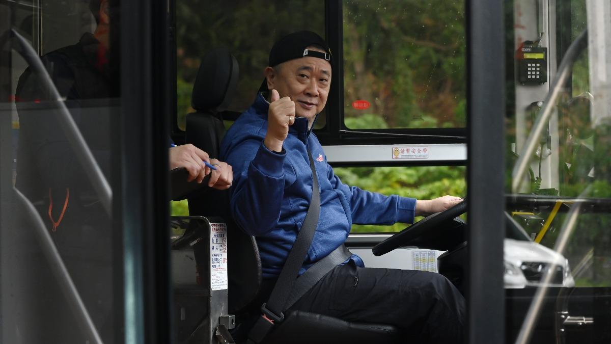 演藝工作不做了？60歲綜藝一哥「被目擊改行開公車」　上路1狀況「遭黃鐙輝狂酸」：在家休息就好