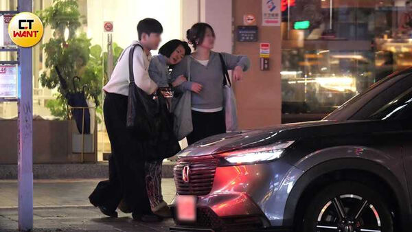 尪才被爆約妹！小S被目擊「當街放聲大哭」　靠2助理攙扶「失控照曝光」