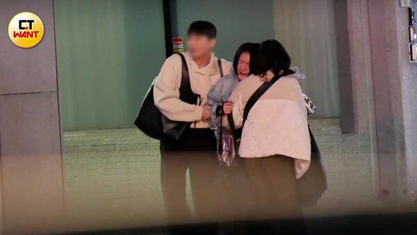 尪才被爆約妹！小S被目擊「當街放聲大哭」　靠2助理攙扶「失控照曝光」