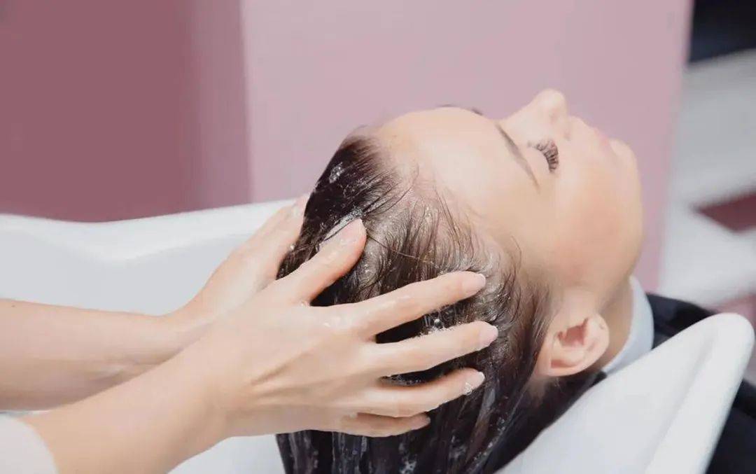 毒洗髮精被曝光！正在傷害你的頭皮「一堆家庭還在用」