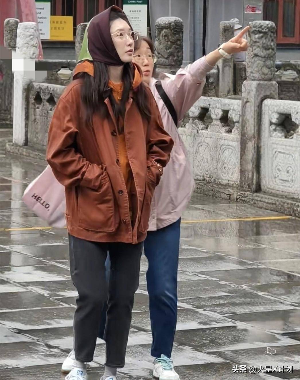 完全認不出！絕美大咖女星「綁頭巾低調出門」　素顏憔悴狀態「網酸明星光環全失」