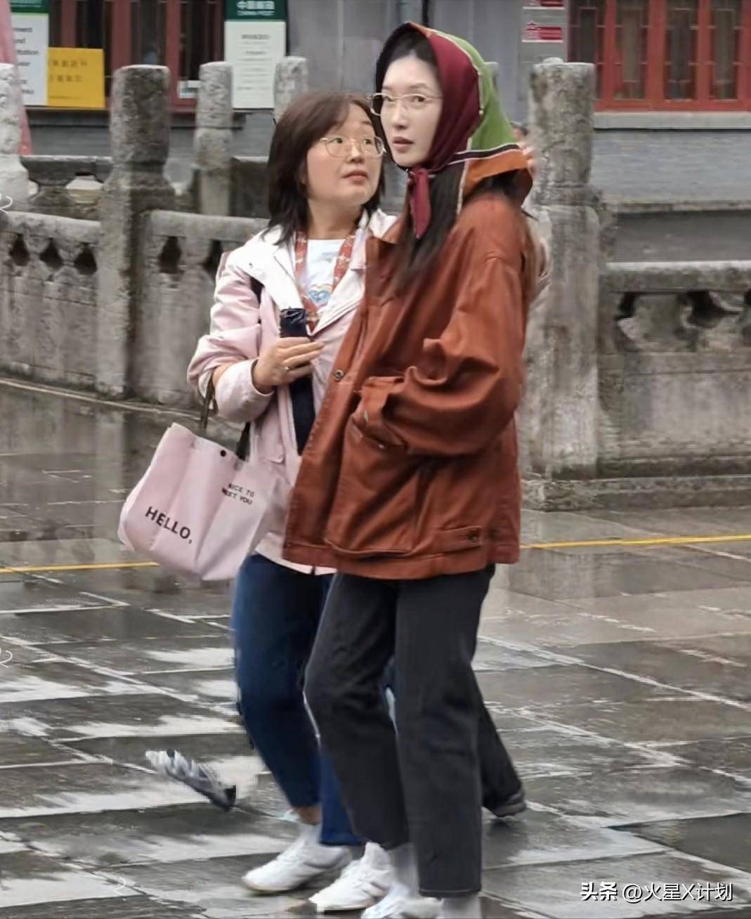 完全認不出！絕美大咖女星「綁頭巾低調出門」　素顏憔悴狀態「網酸明星光環全失」