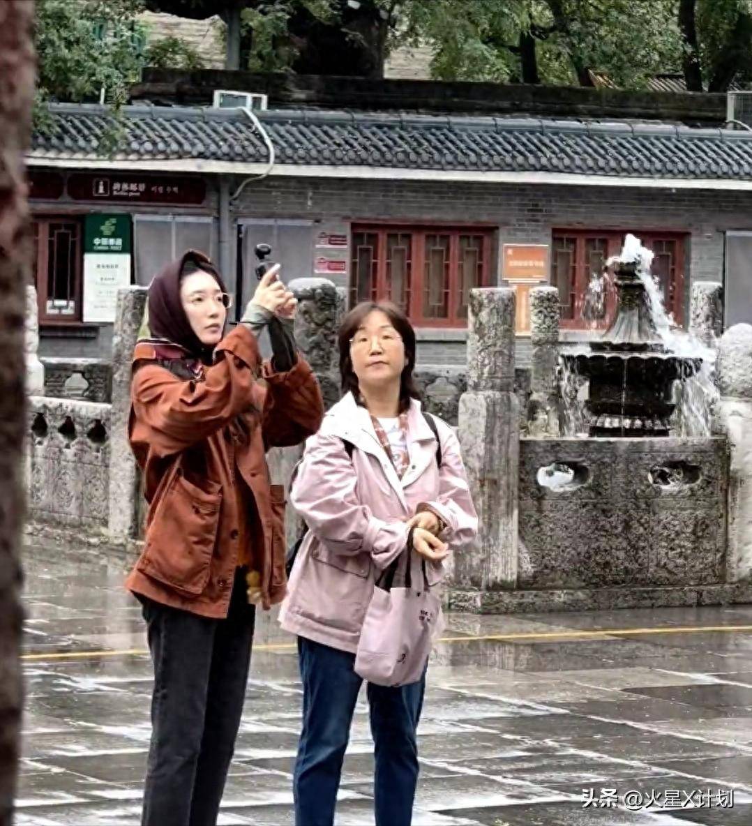 完全認不出！絕美大咖女星「綁頭巾低調出門」　素顏憔悴狀態「網酸明星光環全失」