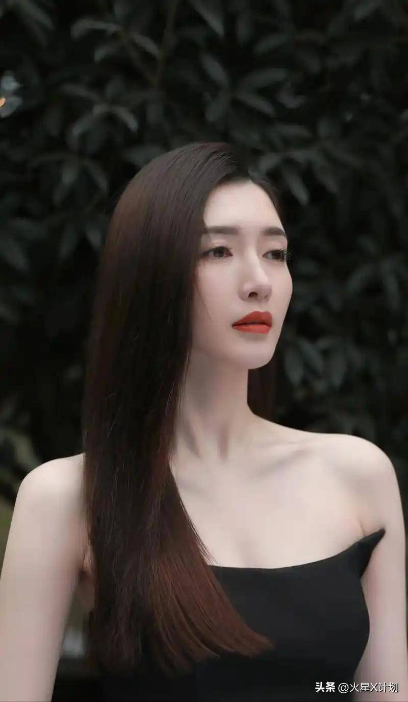 完全認不出！絕美大咖女星「綁頭巾低調出門」　素顏憔悴狀態「網酸明星光環全失」