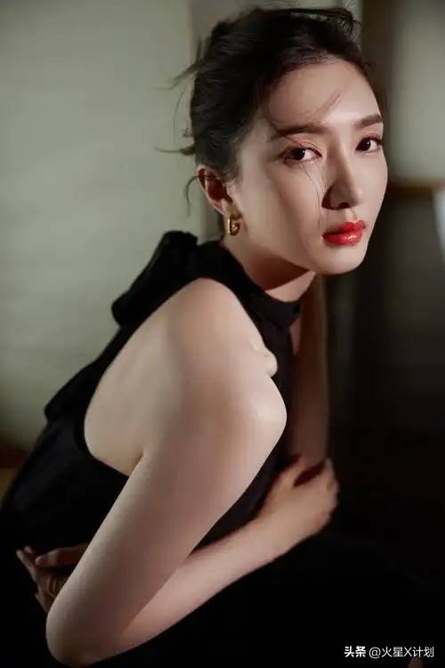 完全認不出！絕美大咖女星「綁頭巾低調出門」　素顏憔悴狀態「網酸明星光環全失」