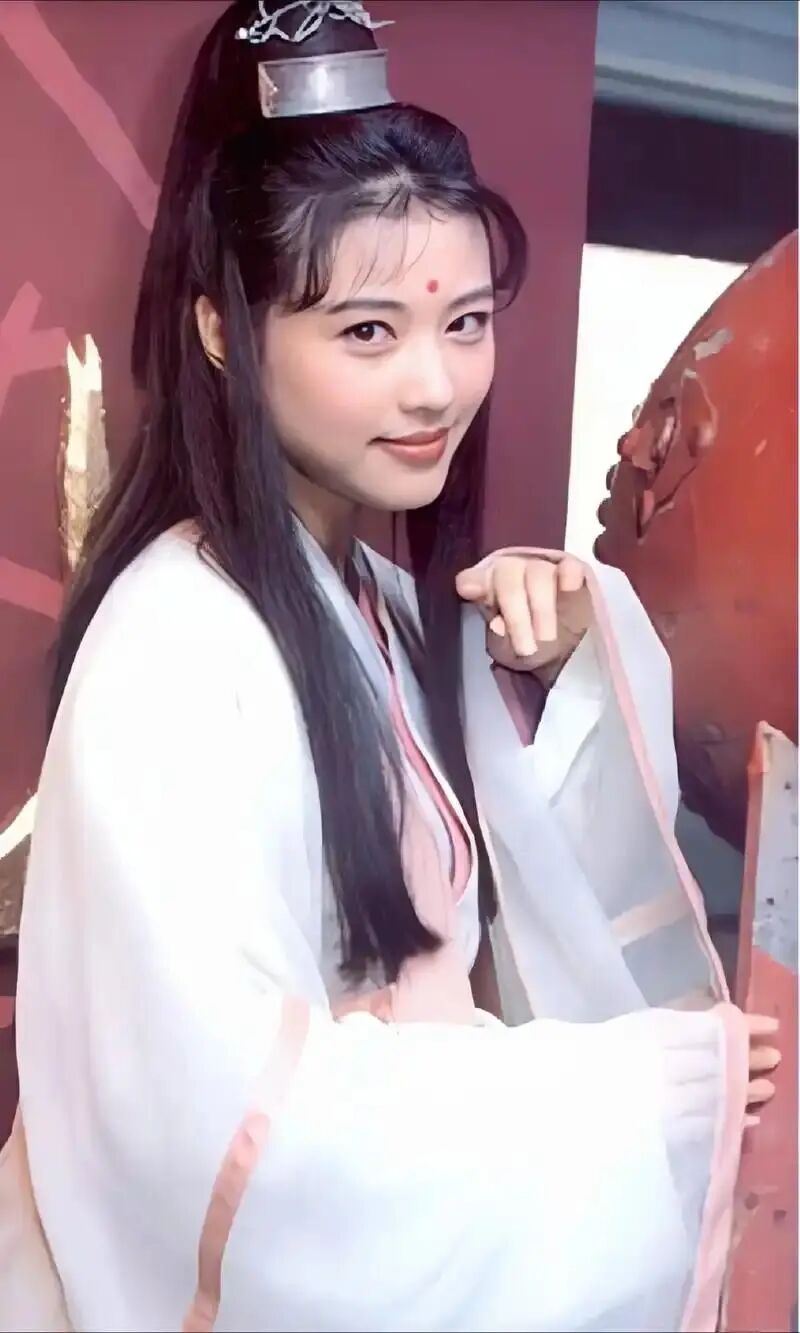 已經去世3年了！她終生無兒無女「後事靠親戚幫忙」　墓碑上「淡淡刻下19字」看哭粉絲：永遠記得祂...