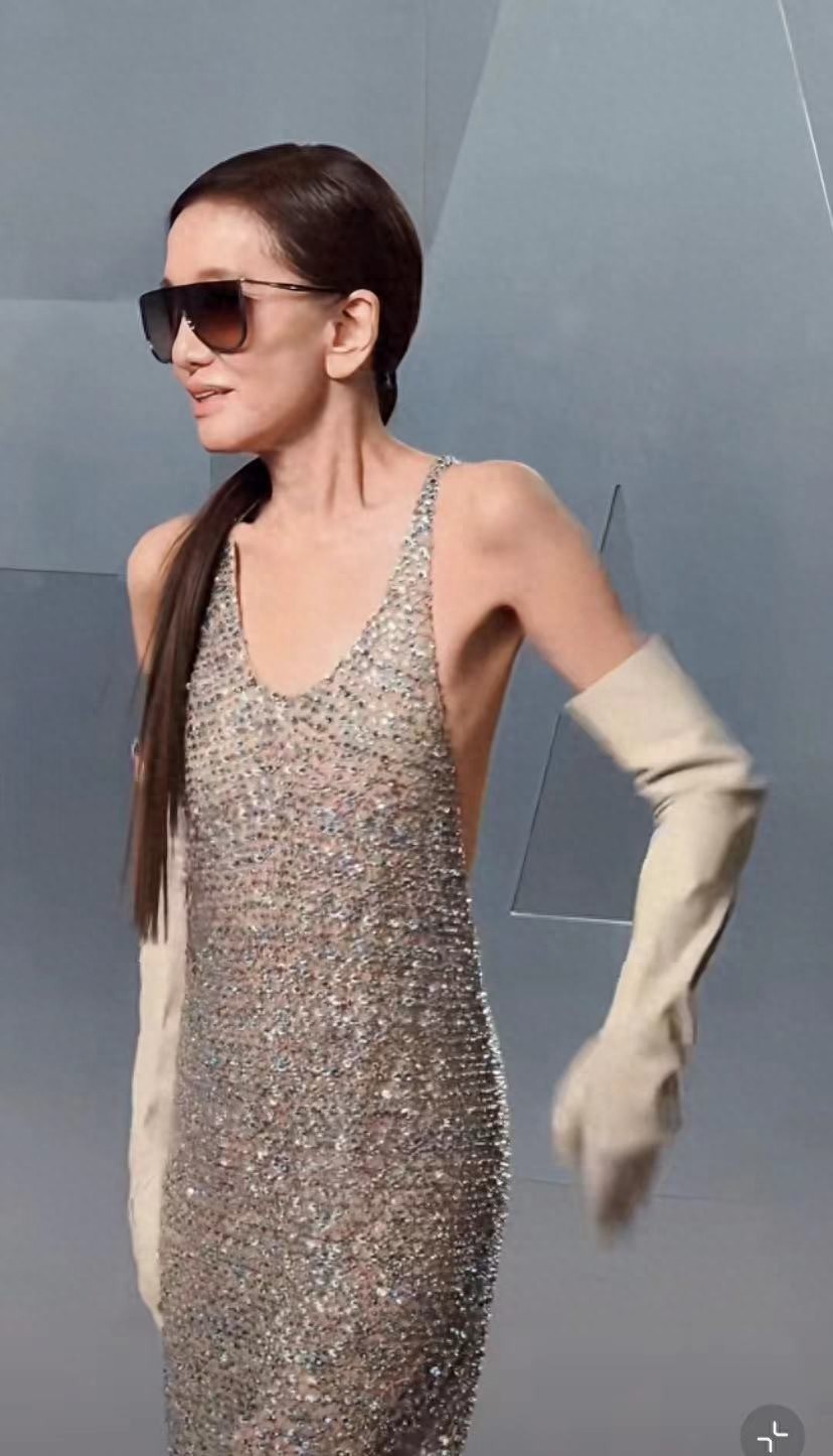 華人之光！76歲時尚女王「大中空露背」亮相奧斯卡　自信秀骨感美網狠嘲：「行走的骷髏」