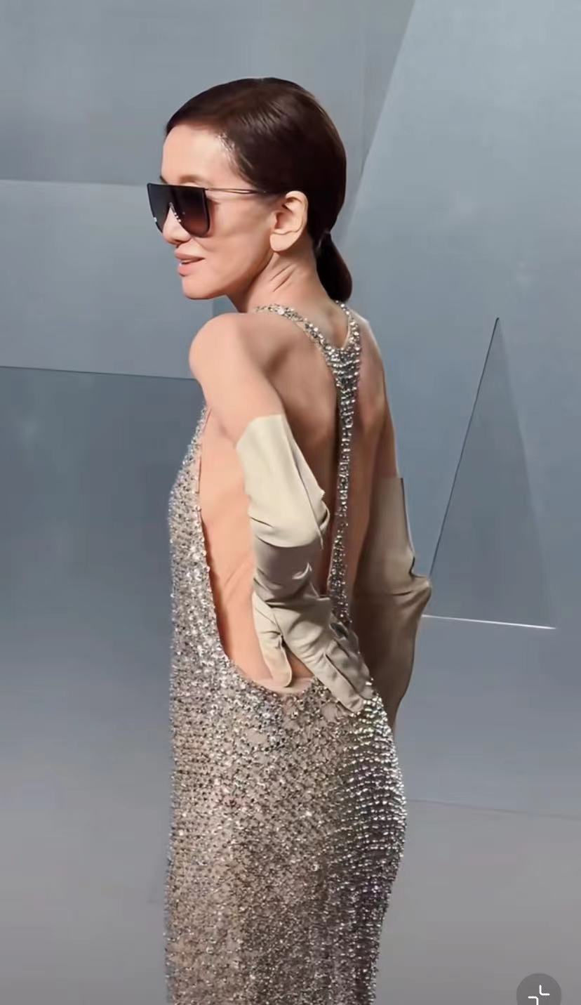 華人之光！76歲時尚女王「大中空露背」亮相奧斯卡　自信秀骨感美網狠嘲：「行走的骷髏」