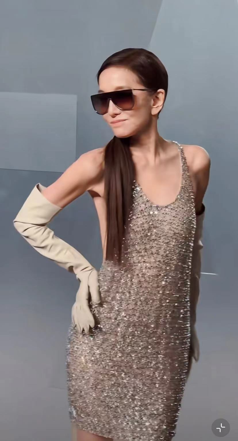 華人之光！76歲時尚女王「大中空露背」亮相奧斯卡　自信秀骨感美網狠嘲：「行走的骷髏」