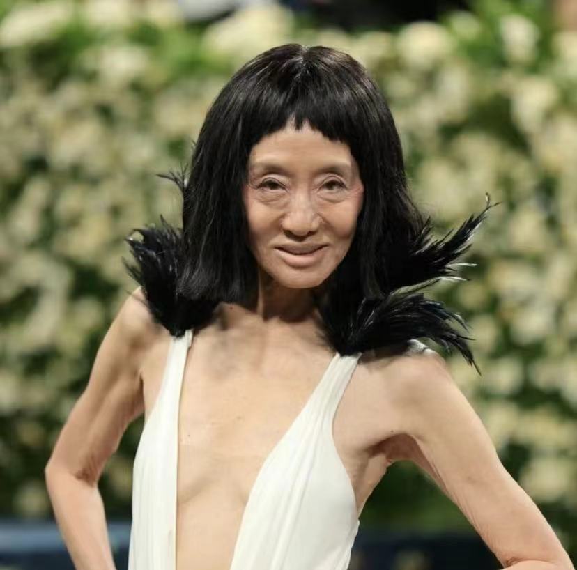 華人之光！76歲時尚女王「大中空露背」亮相奧斯卡　自信秀骨感美網狠嘲：「行走的骷髏」