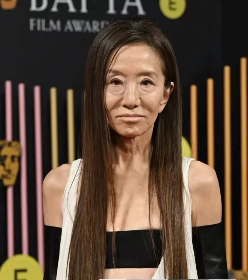 華人之光！76歲時尚女王「大中空露背」亮相奧斯卡　自信秀骨感美網狠嘲：「行走的骷髏」