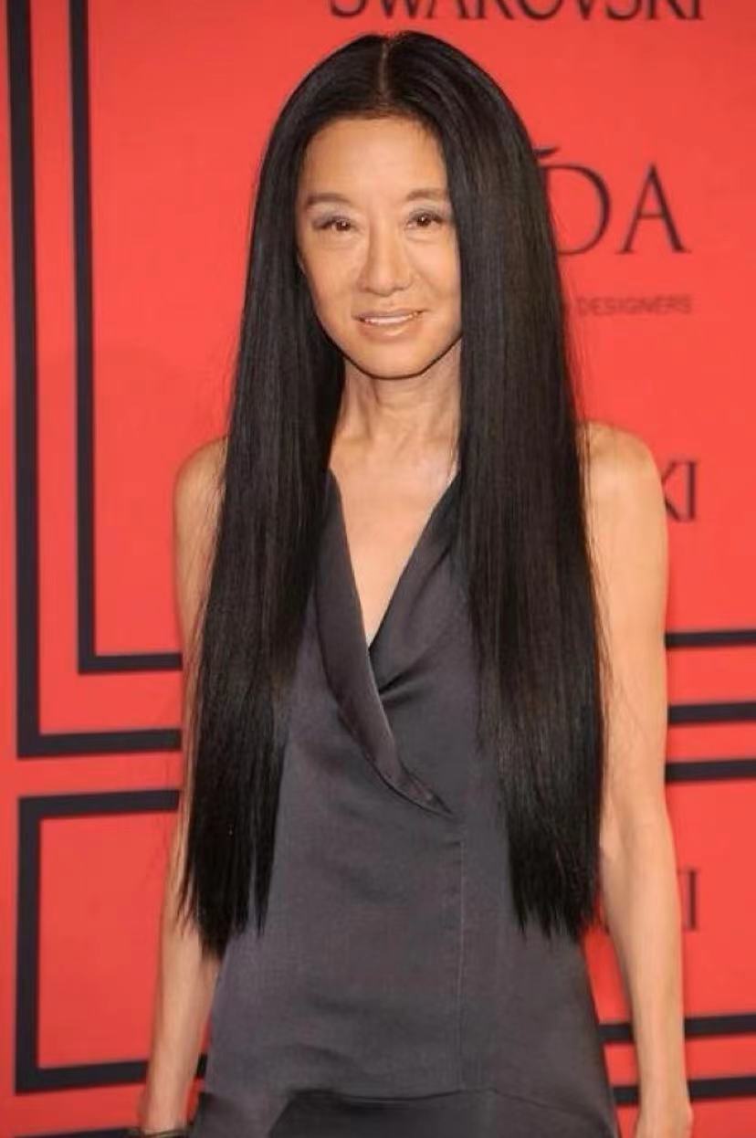 華人之光！76歲時尚女王「大中空露背」亮相奧斯卡　自信秀骨感美網狠嘲：「行走的骷髏」