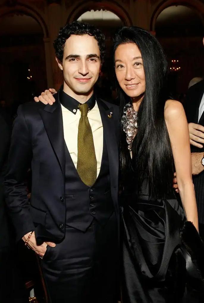 華人之光！76歲時尚女王「大中空露背」亮相奧斯卡　自信秀骨感美網狠嘲：「行走的骷髏」