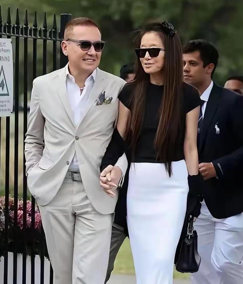 華人之光！76歲時尚女王「大中空露背」亮相奧斯卡　自信秀骨感美網狠嘲：「行走的骷髏」