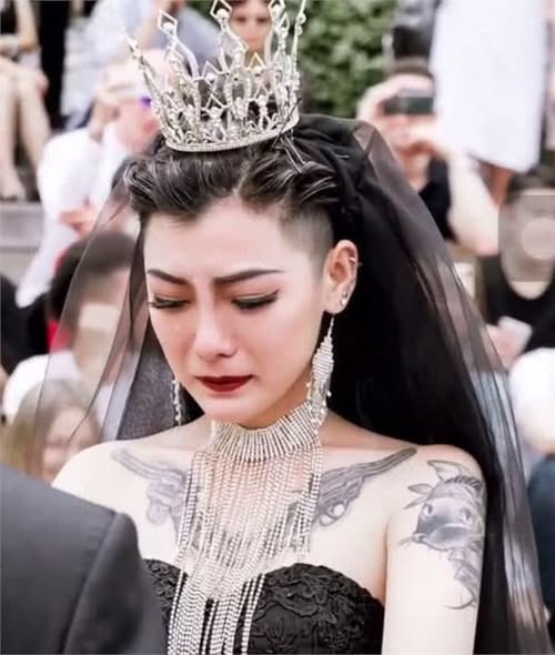 還記得她嗎？當初「穿黑婚紗爆紅」不怕被長輩講話　結婚一年後「褪去濃厚彩妝」素顏也美到翻