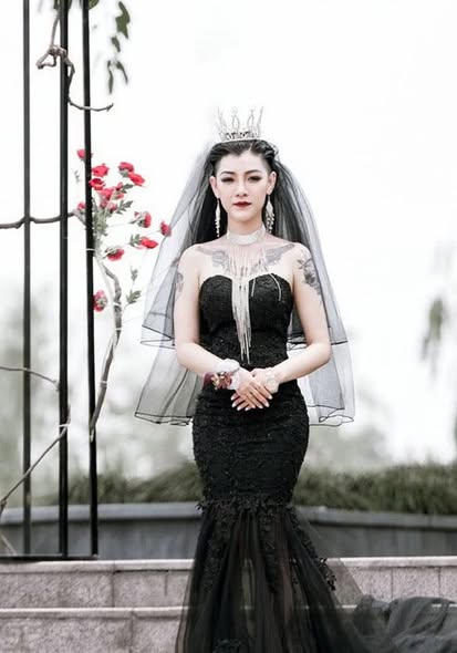 還記得她嗎？當初「穿黑婚紗爆紅」不怕被長輩講話　結婚一年後「褪去濃厚彩妝」素顏也美到翻