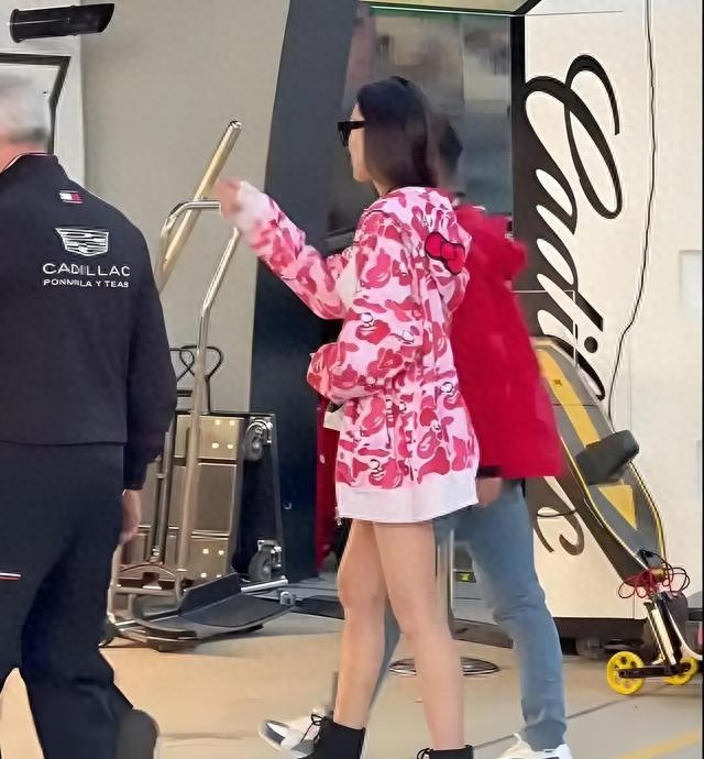 以為偶像劇！台灣天王「牽小9歲妻看F1」　42歲妻「長腿逆天」下秒互動甜翻：哪像3個孩子的媽