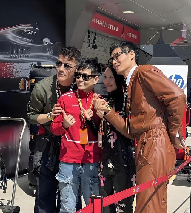 以為偶像劇！台灣天王「牽小9歲妻看F1」　42歲妻「長腿逆天」下秒互動甜翻：哪像3個孩子的媽