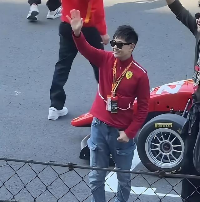 以為偶像劇！台灣天王「牽小9歲妻看F1」　42歲妻「長腿逆天」下秒互動甜翻：哪像3個孩子的媽