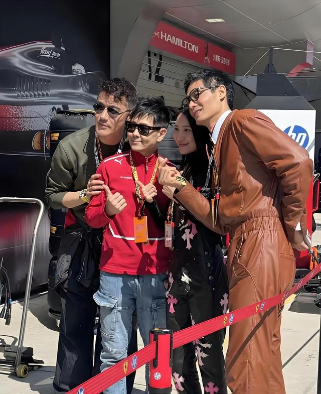 以為偶像劇！台灣天王「牽小9歲妻看F1」　42歲妻「長腿逆天」下秒互動甜翻：哪像3個孩子的媽