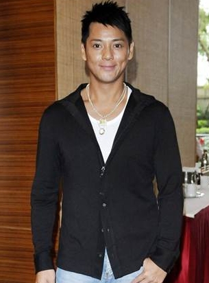 曾演《黃飛鴻》超紅！63歲資深男星「爆離婚獨養幼女」　淪街頭賣唱「肉一圈認不得」他鬆口現況