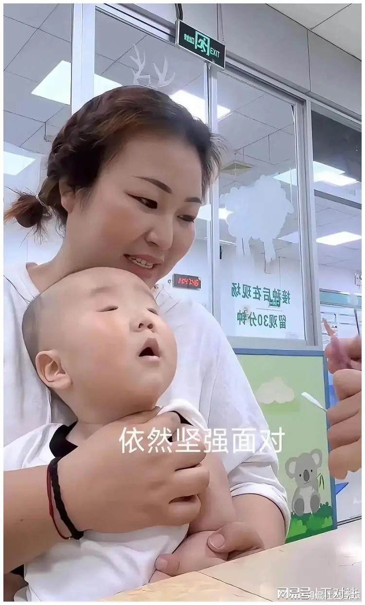 兒子眼睛超小！她曝光「爸爸照片」全場大笑：基因不會騙人