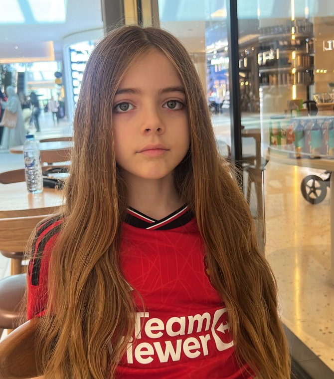 是吃可愛長大的？超Q寶寶「逆天長睫毛臉蛋」萌翻全網　長大化身「長髮靈氣美少女」電眼更迷人❤