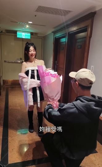 才剛出獄！鄧佳華下跪「求婚辣模女友」　女方「4字回應」網全震驚