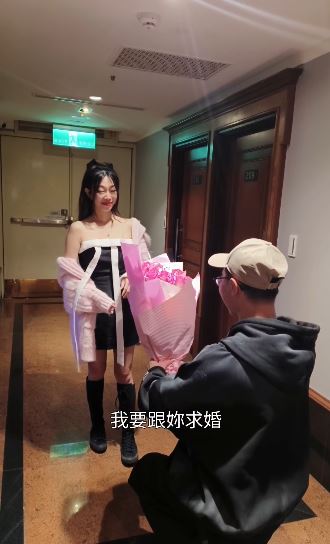 才剛出獄！鄧佳華下跪「求婚辣模女友」　女方「4字回應」網全震驚