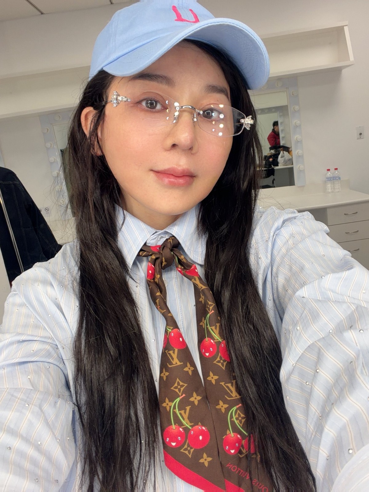 撞臉三星堆青銅面具！王彩樺當眾「遭胡瓜虧醫美失敗」　57歲「最新亮相」自信喊：自然很多了　