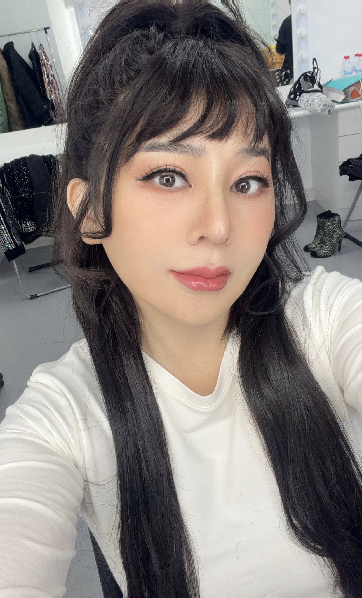 撞臉三星堆青銅面具！王彩樺當眾「遭胡瓜虧醫美失敗」　57歲「最新亮相」自信喊：自然很多了　