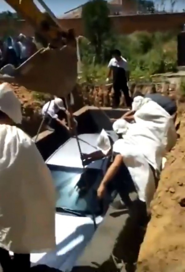 想免費放殯儀館!大咖天王「過世2個月未下葬」 他怒開戰遺孀「揭夫妻生前不堪」