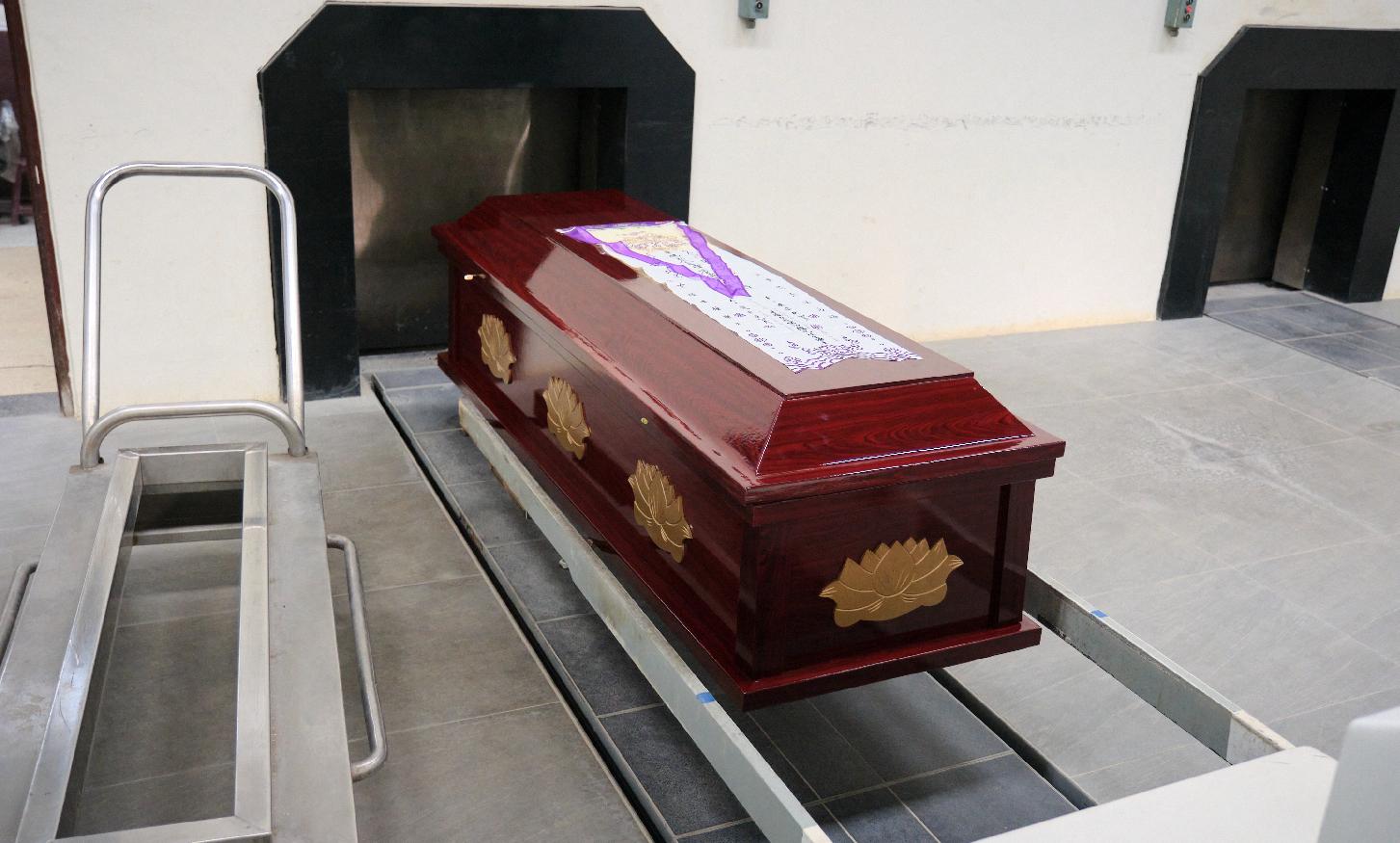 突然趴下不動！家屬「瞻仰遺容竟身亡」　背後「藏恐怖原因」：好幾個被帶走