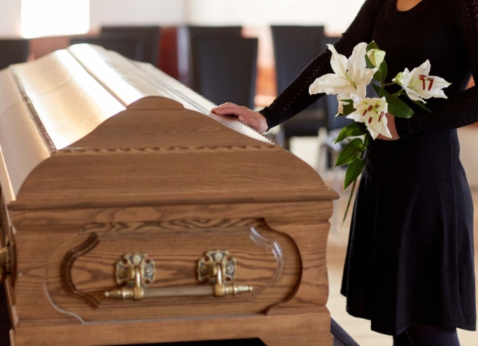 突然趴下不動！家屬「瞻仰遺容竟身亡」　背後「藏恐怖原因」：好幾個被帶走