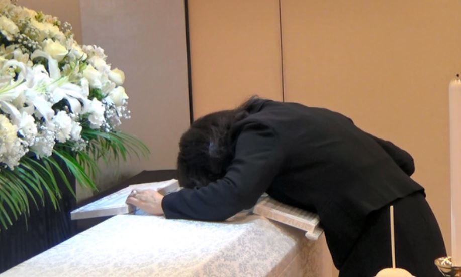 突然趴下不動！家屬「瞻仰遺容竟身亡」　背後「藏恐怖原因」：好幾個被帶走