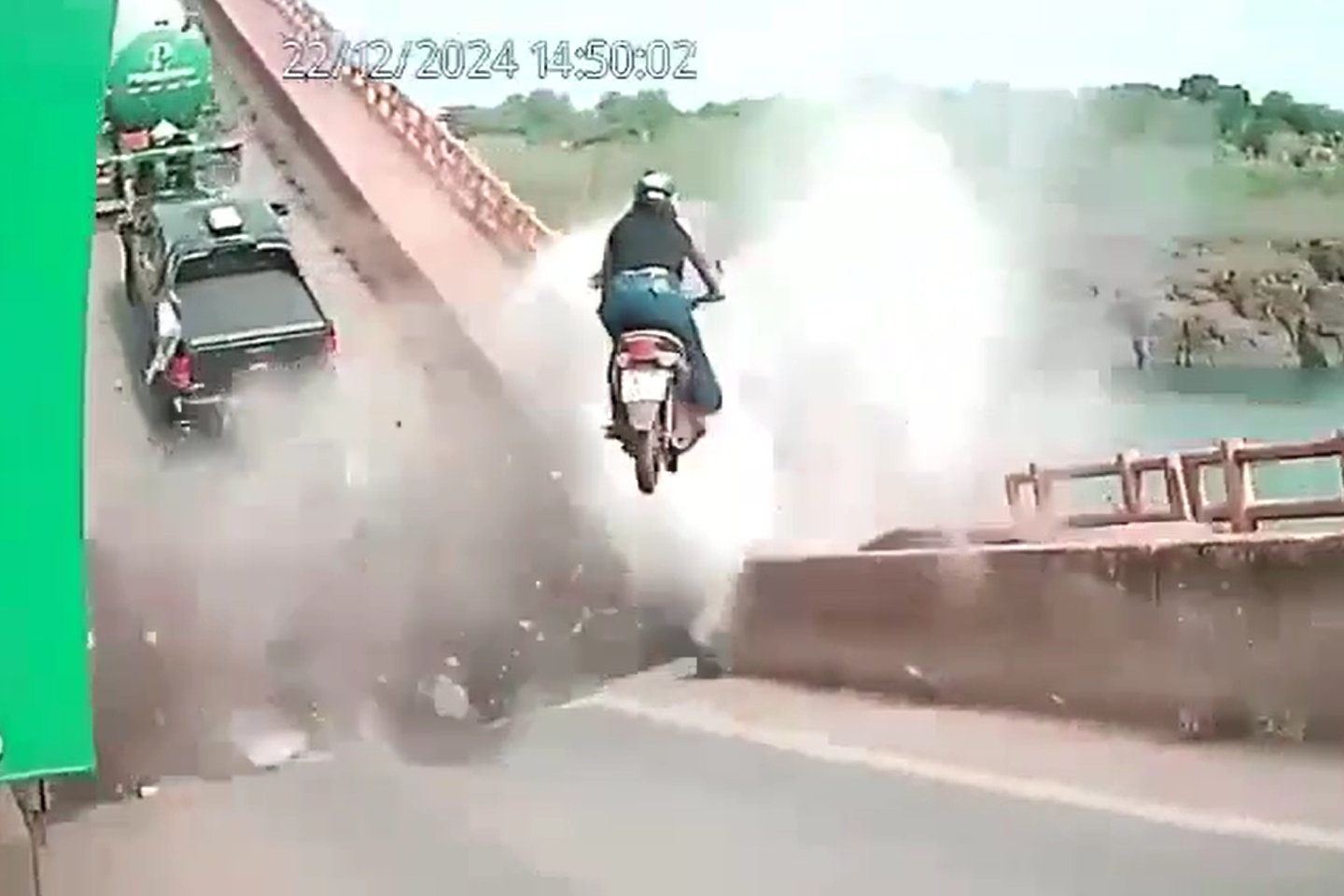 瞬間墜河！大橋驚傳坍塌「機車汽車噴飛」死亡人數曝光