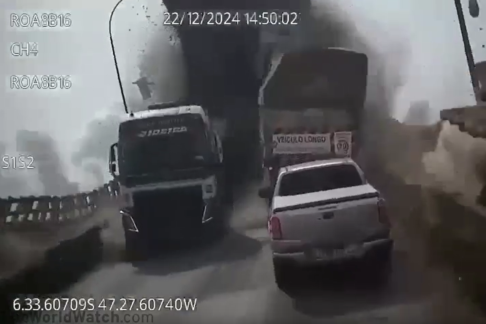 瞬間墜河！大橋驚傳坍塌「機車汽車噴飛」死亡人數曝光