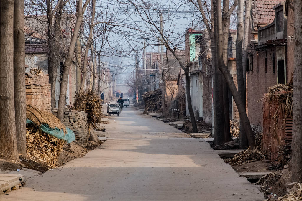 女兒罹患乳腺癌!父親得知後「拿鏟子走到後院」 她跟上一看「當場心死返家」:被當成外人...