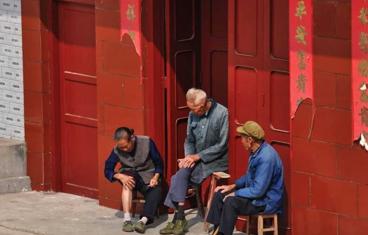 女兒罹患乳腺癌!父親得知後「拿鏟子走到後院」 她跟上一看「當場心死返家」:被當成外人...