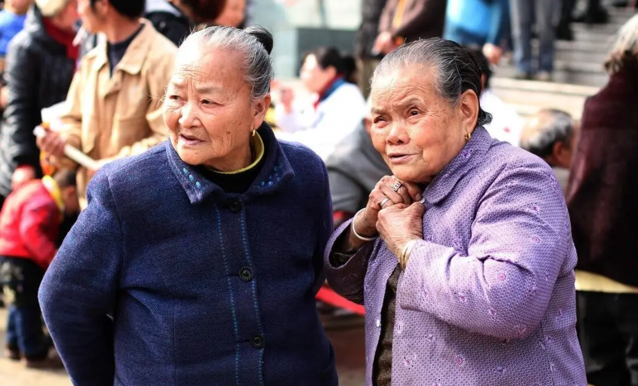 女兒罹患乳腺癌!父親得知後「拿鏟子走到後院」 她跟上一看「當場心死返家」:被當成外人...