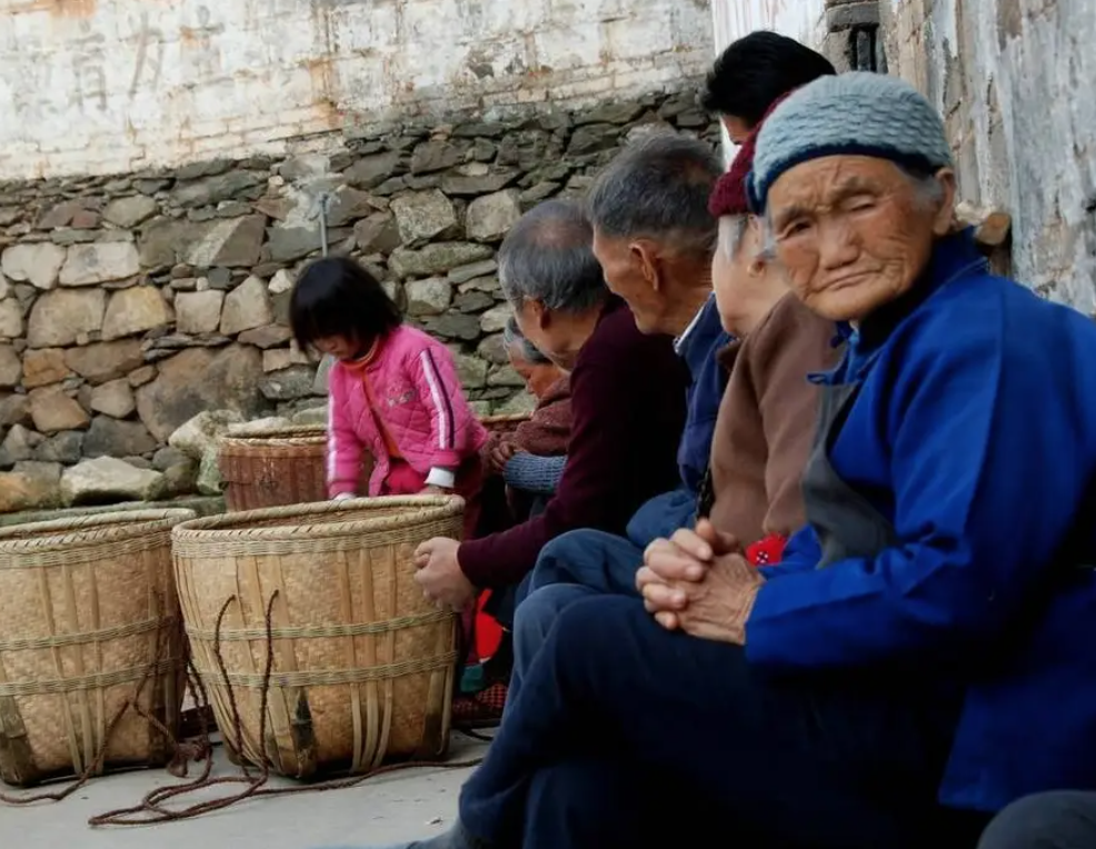 女兒罹患乳腺癌!父親得知後「拿鏟子走到後院」 她跟上一看「當場心死返家」:被當成外人...