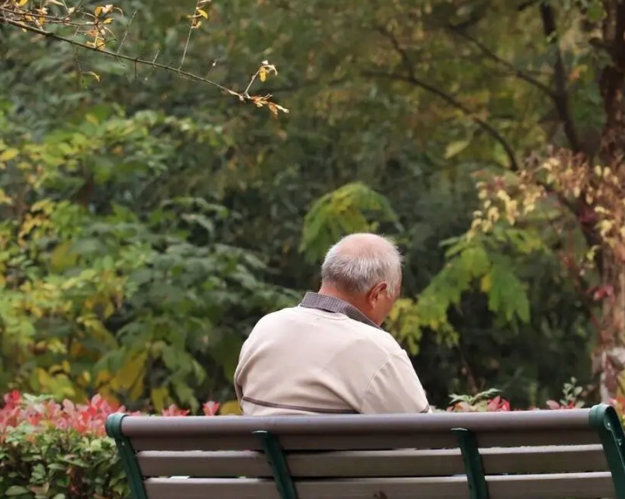 女兒罹患乳腺癌!父親得知後「拿鏟子走到後院」 她跟上一看「當場心死返家」:被當成外人...