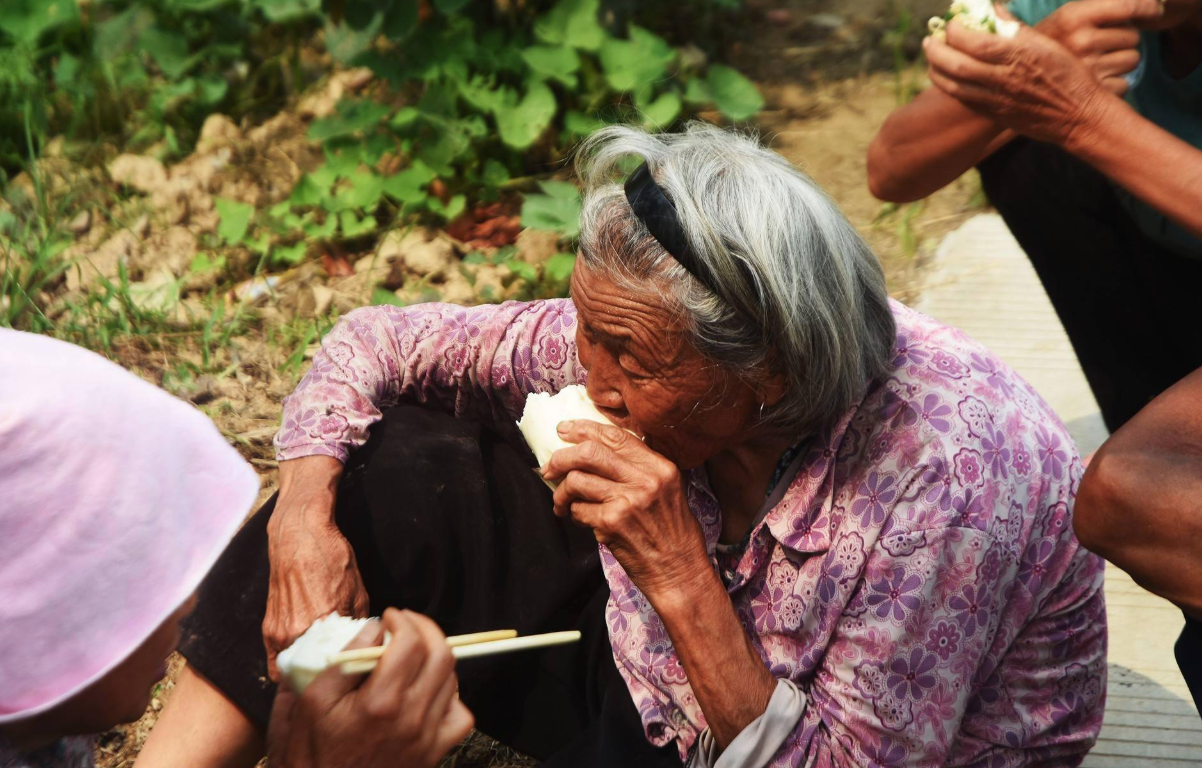 女兒罹患乳腺癌!父親得知後「拿鏟子走到後院」 她跟上一看「當場心死返家」:被當成外人...