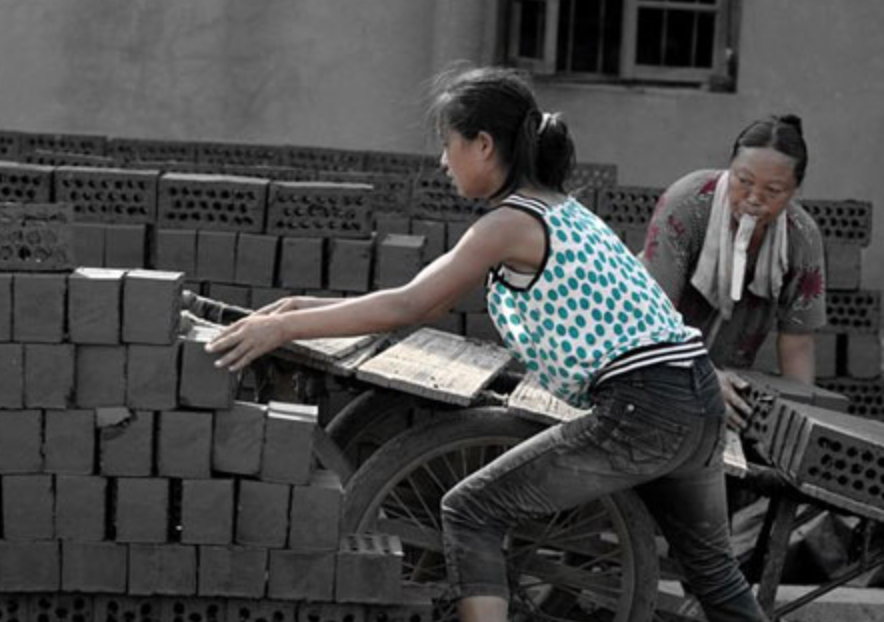 女兒罹患乳腺癌!父親得知後「拿鏟子走到後院」 她跟上一看「當場心死返家」:被當成外人...