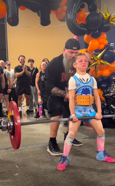 震撼健美界!9歲女孩「舉起81.6公斤」驚人畫面曝光