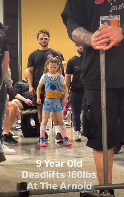 震撼健美界!9歲女孩「舉起81.6公斤」驚人畫面曝光