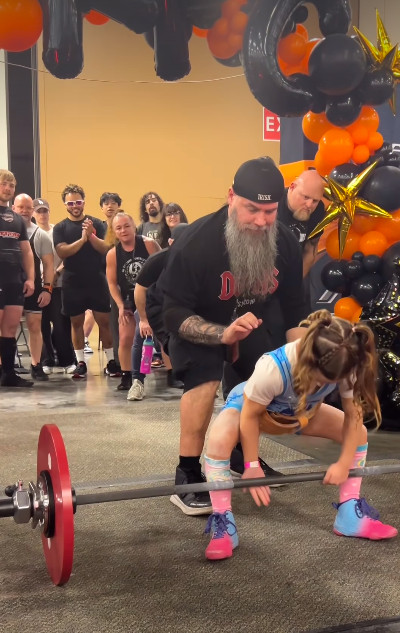 震撼健美界!9歲女孩「舉起81.6公斤」驚人畫面曝光