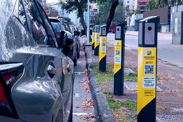 到底錯在哪？他路邊打雙黃燈「收到3600罰單」警方回應了