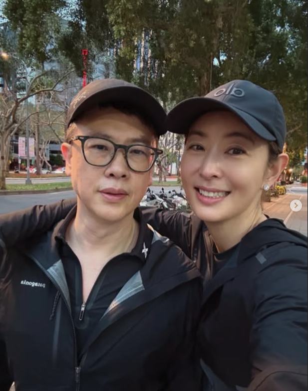 結婚24年超恩愛！突翻到老公手機「和小26歲嫩妹」甜蜜合照　賈永婕曬照氣喊：「膽子有夠大...」