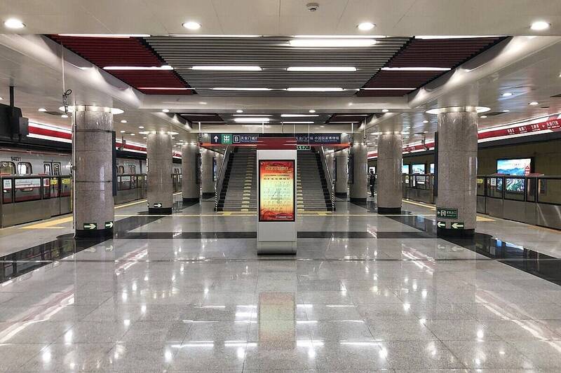 跟老公搭高鐵！隔壁「陌生女狂瞪5小時」　下車前「對方遞一張字條」我哭顫抖